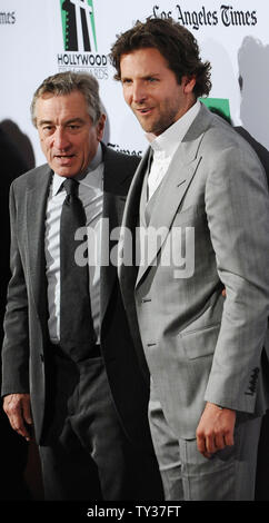 Personnes honorées, Robert DeNiro (L) et Bradley Cooper arrive à la 16e conférence annuelle de l'Hollywood Film Awards gala présenté par le Los Angeles Times et tenue à l'hôtel Beverly Hilton à Beverly Hills, Californie le 22 octobre 2012. UPI/Jim Ruymen Banque D'Images