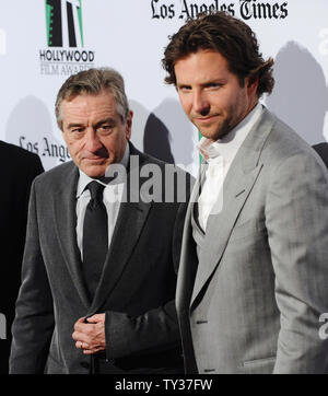 Personnes honorées, Robert DeNiro (L) et Bradley Cooper arrive à la 16e conférence annuelle de l'Hollywood Film Awards gala présenté par le Los Angeles Times et tenue à l'hôtel Beverly Hilton à Beverly Hills, Californie le 22 octobre 2012. UPI/Jim Ruymen Banque D'Images