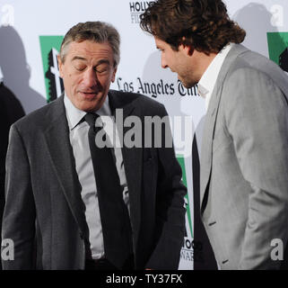 Personnes honorées, Robert DeNiro (L) et Bradley Cooper arrive à la 16e conférence annuelle de l'Hollywood Film Awards gala présenté par le Los Angeles Times et tenue à l'hôtel Beverly Hilton à Beverly Hills, Californie le 22 octobre 2012. UPI/Jim Ruymen Banque D'Images