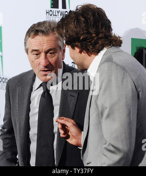 Personnes honorées, Robert DeNiro (L) et Bradley Cooper arrive à la 16e conférence annuelle de l'Hollywood Film Awards gala présenté par le Los Angeles Times et tenue à l'hôtel Beverly Hilton à Beverly Hills, Californie le 22 octobre 2012. UPI/Jim Ruymen Banque D'Images