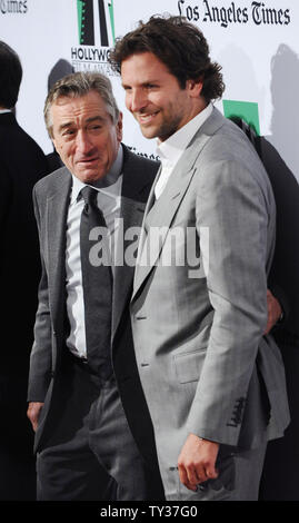 Personnes honorées, Robert DeNiro (L) et Bradley Cooper arrive à la 16e conférence annuelle de l'Hollywood Film Awards gala présenté par le Los Angeles Times et tenue à l'hôtel Beverly Hilton à Beverly Hills, Californie le 22 octobre 2012. UPI/Jim Ruymen Banque D'Images