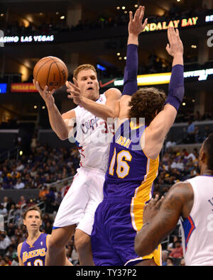 Los Angeles Clippers Blake Griffin passe le ballon au-dessus de l'avant des Los Angeles Lakers Pau Gasol au cours de l'action premier semestre à Los Angeles le 24 octobre 2012. Les Clippers battre les Lakers 97-91. UPI/Jon SooHoo Banque D'Images