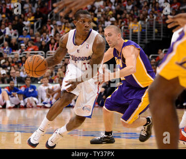 Los Angeles Clippers guard Eric Bledsoe durs autour de Los Angeles Lakers' guard Steve Blake au quatrième trimestre l'action dans Los Angeles le 24 octobre 2012. Les Clippers battre les Lakers 97-91. UPI/Jon SooHoo Banque D'Images