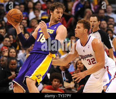 Los Angeles Lakers Pau Gasol avant' se penche contre les Los Angeles Clippers Blake Griffin' de l'avant au cours du quatrième trimestre de l'action dans Los Angeles le 24 octobre 2012. Les Clippers défait les Los Angeles Lakers 97-91. UPI/Jon SooHoo Banque D'Images