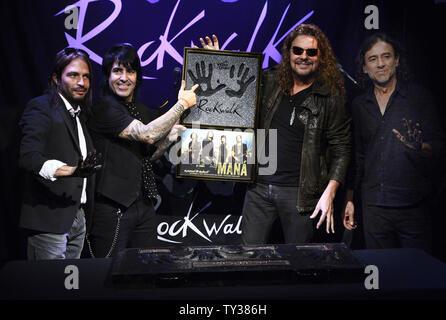 Les membres du groupe de rock espagnol, Mana (L-R) Sergio Vallin, Alex Gonzalez, Fher Olvera et Juan Calleros participer à une cérémonie d'intronisation dans Guitar Center's RockWalk à Hollywood de Los Angeles le 17 septembre 2012. UPI/Phil McCarten Banque D'Images