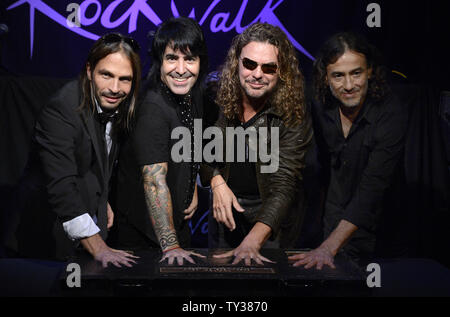 Les membres du groupe de rock espagnol, Mana (L-R) Sergio Vallin, Alex Gonzalez, Fher Olvera et Juan Calleros participer à une cérémonie d'intronisation dans Guitar Center's RockWalk à Hollywood de Los Angeles le 17 septembre 2012. UPI/Phil McCarten Banque D'Images