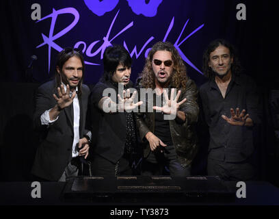 Les membres du groupe de rock espagnol, Mana (L-R) Sergio Vallin, Alex Gonzalez, Fher Olvera et Juan Calleros participer à une cérémonie d'intronisation dans Guitar Center's RockWalk à Hollywood de Los Angeles le 17 septembre 2012. UPI/Phil McCarten Banque D'Images