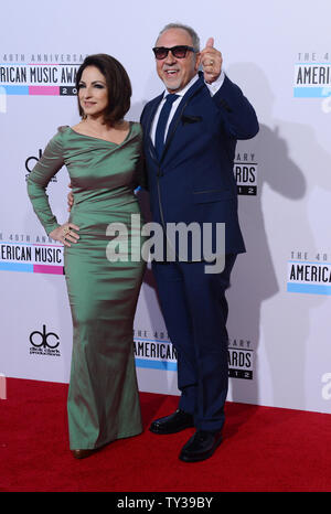 Gloria Estefan chanteur et musicien Emilio Estefan arrivent à la 40e édition annuelle des American Music Awards à Los Angeles le 18 novembre 2012. UPI/Jim Ruymen Banque D'Images