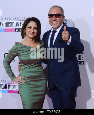 Gloria Estefan chanteur et musicien Emilio Estefan arrivent à la 40e édition annuelle des American Music Awards à Los Angeles le 18 novembre 2012. UPI/Jim Ruymen Banque D'Images