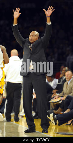 Los Angeles Lakers entraîneur intérimaire Bernie Bickerstaff dans la première moitié d'un match de basket-ball NBA contre les Rockets de Houston à Los Angeles le 18 novembre 2012. UPI/Lori Shepler Banque D'Images