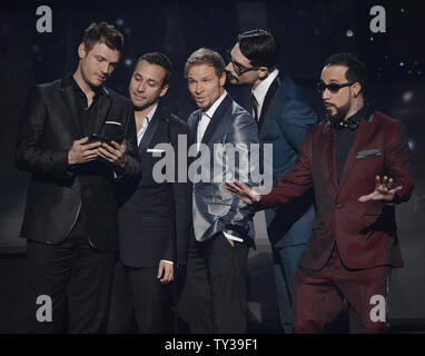 Les présentateurs A. J. McLean, Howie Dorough, Nick Carter, Kevin Richardson, Brian Littrell des Backstreet Boys parler sur scène à la 40e Annual American Music Awards à Los Angeles le 18 novembre 2012. UPI/Phil McCarten Banque D'Images