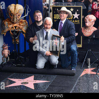 Oscar-winning make-up artist Rick Baker contient une réplique au cours d'une cérémonie de dévoilement de la plaque honorant lui avec la 2,485ème étoile sur le Hollywood Walk of Fame à Los Angeles le 30 novembre 2012. Baker est flanqué d'administration de Guillermo Del Toro (L) et Barry Sonnenfeld. UPI/Jim Ruymen Banque D'Images