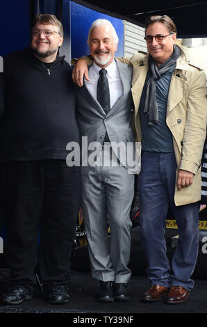 Oscar-winning make-up artist Rick Baker © pose avec le réalisateur Guillermo Del Toro (L) et l'acteur Andy Garcia ¨ au cours d'une cérémonie de dévoilement d'honorer avec le 2,485ème étoile sur le Hollywood Walk of Fame à Los Angeles le 30 novembre 2012. Baker est flanqué d'administration de Guillermo Del Toro (L) et Barry Sonnenfeld. UPI/Jim Ruymen Banque D'Images