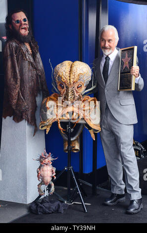 Oscar-winning make-up artist Rick Baker contient une réplique au cours d'une cérémonie de dévoilement de la plaque honorant lui avec la 2,485ème étoile sur le Hollywood Walk of Fame à Los Angeles le 30 novembre 2012. LUPI/Jim Ruymen Banque D'Images