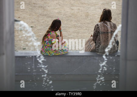 Bruxelles. 25 Juin, 2019. Les touristes reste en face d'une fontaine à Bruxelles, Belgique le 25 juin 2019. Une vague de chaleur a frappé de nombreuses régions de l'Europe de l'Ouest cette semaine, avec des températures de plus de 40 degrés Celsius dans certaines régions. Credit : Zhang Cheng/Xinhua/Alamy Live News Banque D'Images