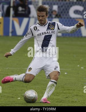 Los Angeles Galaxy, David Beckham s'exécute un coup franc que le Los Angeles Galaxy a ensuite battu le Dynamo de Houston 3-1dans le système MLS Cup au Home Depot Center de Carson, en Californie le 1 décembre 2012. UPI/Jonathan Alcorn Banque D'Images