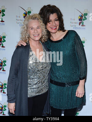 Chanteurs Carole King (L) et Amy Grant assister à une célébration de Carole King et sa musique au profit de Paul Newman La tortue peinte du Camp au Kodak Theater à Hollywood de Los Angeles le 4 décembre 2012. UPI/Jim Ruymen Banque D'Images