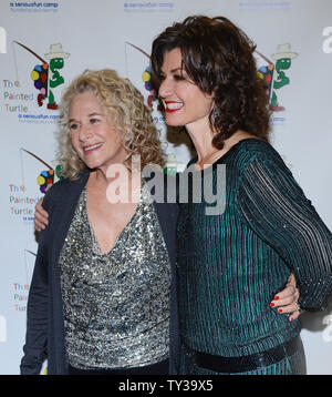 Chanteurs Carole King (L) et Amy Grant assister à une célébration de Carole King et sa musique au profit de Paul Newman La tortue peinte du Camp au Kodak Theater à Hollywood de Los Angeles le 4 décembre 2012. UPI/Jim Ruymen Banque D'Images