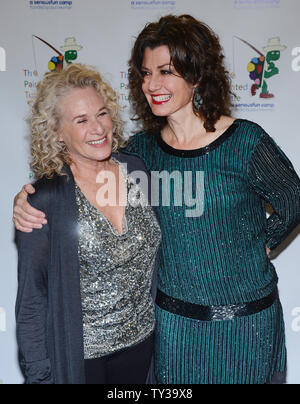 Chanteurs Carole King (L) et Amy Grant assister à une célébration de Carole King et sa musique au profit de Paul Newman La tortue peinte du Camp au Kodak Theater à Hollywood de Los Angeles le 4 décembre 2012. UPI/Jim Ruymen Banque D'Images