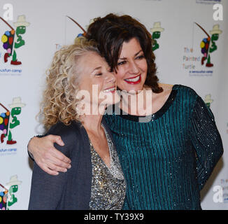 Chanteurs Carole King (L) et Amy Grant assister à une célébration de Carole King et sa musique au profit de Paul Newman La tortue peinte du Camp au Kodak Theater à Hollywood de Los Angeles le 4 décembre 2012. UPI/Jim Ruymen Banque D'Images