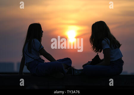 Bruxelles. 25 Juin, 2019. Les touristes regarder le coucher du soleil à Infantry Monument Mémorial Square à Bruxelles, Belgique le 25 juin 2019. Une vague de chaleur a frappé de nombreuses régions de l'Europe de l'Ouest cette semaine, avec des températures de plus de 40 degrés Celsius dans certaines régions. Credit : Zhang Cheng/Xinhua/Alamy Live News Banque D'Images