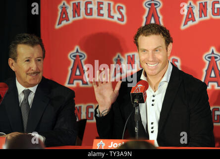 Le voltigeur des Angels de Los Angeles d'introduire, Josh Hamilton dans une conférence de presse à ESPN Zone à Downtown Disney à Anaheim, Californie le 15 décembre 2012. Propriétaire de l'anges, Arte Moreno, est sur la gauche. UPI/Lori Shepler. Banque D'Images