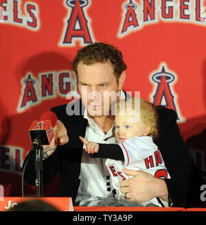 Le voltigeur des Angels de Los Angeles d'introduire, Josh Hamilton lors d'une conférence de presse que sa fille âgée de 15 mois, Stella, est assis dans sa tour à ESPN Zone à Downtown Disney à Anaheim, Californie le 15 décembre 2012. UPI/Lori Shepler. Banque D'Images