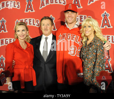 Le voltigeur des Angels de Los Angeles d'introduire, Josh Hamilton dans une conférence de presse à ESPN Zone à Downtown Disney à Anaheim, Californie le 15 décembre 2012. De gauche à droite , Carole et Arte Moreno, propriétaire des Anges, Josh Hamilton et son épouse, Katie . UPI/Lori Shepler. Banque D'Images