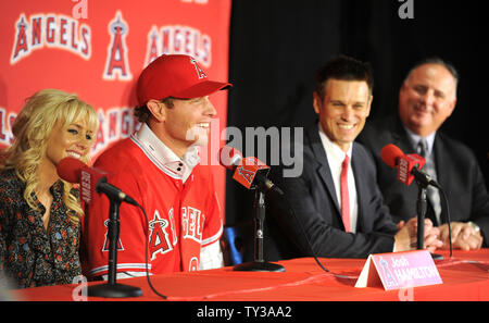 Le voltigeur des Angels de Los Angeles d'introduire, Josh Hamilton dans une conférence de presse à ESPN Zone à Downtown Disney à Anaheim, Californie le 15 décembre 2012. De gauche à droite Katie Hamilton, Josh Hamilton, directeur général, Jerry Dipota, et manager, Mike Scioscia. UPI/Lori Shepler. Banque D'Images