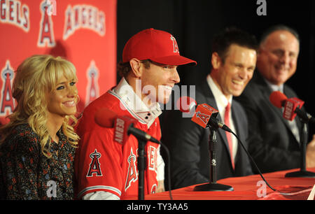 Le voltigeur des Angels de Los Angeles d'introduire, Josh Hamilton dans une conférence de presse à ESPN Zone à Downtown Disney à Anaheim, Californie le 15 décembre 2012. De gauche à droite Katie Hamilton, Josh Hamilton, directeur général, Jerry Dipota, et manager, Mike Scioscia. UPI/Lori Shepler. Banque D'Images