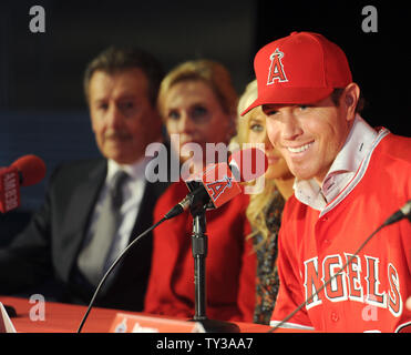 Le voltigeur des Angels de Los Angeles d'introduire, Josh Hamilton dans une conférence de presse à ESPN Zone à Downtown Disney à Anaheim, Californie le 15 décembre 2012. De gauche à droite , Arte Moreno, propriétaire des Anges, son épouse, Carole, la femme de Hamilton, Katie, Josh Hamilton, et directeur général, Jerry Dipota. UPI/Lori Shepler. Banque D'Images