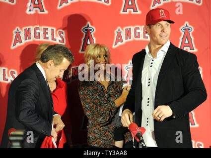 Le voltigeur des Angels de Los Angeles d'introduire, Josh Hamilton dans une conférence de presse à ESPN Zone à Downtown Disney à Anaheim, Californie le 15 décembre 2012. De gauche à droite , Arte Moreno, propriétaire des Anges, Katie Hamilton, et Josh Hamilton. UPI/Lori Shepler. Banque D'Images