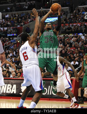 Boston Celtic Paul Pierce tire sur Los Angeles Clippers' DeAndre Jordan à Los Angeles le 27 décembre 2012. UPI/Jon SooHoo Banque D'Images