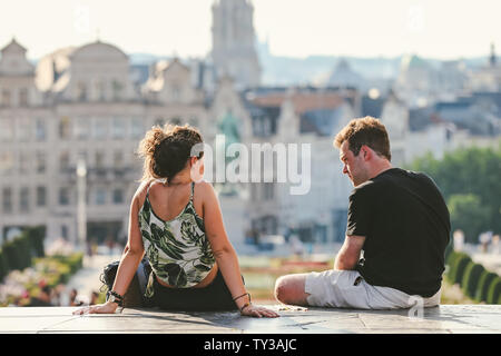 Bruxelles. 25 Juin, 2019. Les touristes dépensent temps de loisirs au Mont des Arts (Art de la montagne) à Bruxelles, Belgique le 25 juin 2019. Une vague de chaleur a frappé de nombreuses régions de l'Europe de l'Ouest cette semaine, avec des températures de plus de 40 degrés Celsius dans certaines régions. Credit : Zhang Cheng/Xinhua/Alamy Live News Banque D'Images