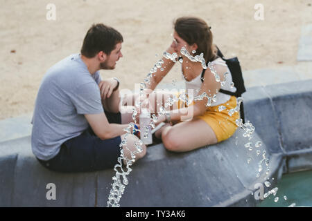 Bruxelles. 25 Juin, 2019. Les touristes reste en face d'une fontaine à Bruxelles, Belgique le 25 juin 2019. Une vague de chaleur a frappé de nombreuses régions de l'Europe de l'Ouest cette semaine, avec des températures de plus de 40 degrés Celsius dans certaines régions. Credit : Zhang Cheng/Xinhua/Alamy Live News Banque D'Images