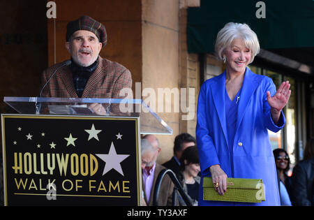 Academy award-winning actrice Helen Mirren réagit aux commentaires par le réalisateur David Mamet, comme elle est présentée au cours d'une cérémonie d'inauguration l'honorer avec le 2,488ème étoile sur le Hollywood Walk of Fame à Los Angeles le 3 janvier 2013. UPI/Jim Ruymen Banque D'Images