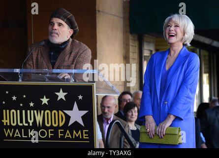 Academy award-winning actrice Helen Mirren réagit aux commentaires par le réalisateur David Mamet, comme elle est présentée au cours d'une cérémonie d'inauguration l'honorer avec le 2,488ème étoile sur le Hollywood Walk of Fame à Los Angeles le 3 janvier 2013. UPI/Jim Ruymen Banque D'Images