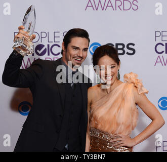 Acteurs Jay Ryan et Kristin Kreuk apparaissent en coulisses après l'obtention de la nouvelle télévision Favorite Drama Award pour "la Belle et la bête', lors de la 39e People's Choice Awards annuels à Nokia Theatre L.A. Vivre à Los Angeles le 9 janvier 2013. UPI/Jim Ruymen Banque D'Images