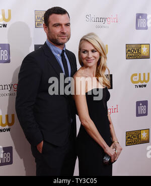 L'actrice Naomi Watts et son mari, l'acteur Liev Schreiber assister à la 18e conférence annuelle de Critics' Choice Movie Awards tenue au Barker Hangar à Santa Monica, Californie le 10 janvier 2013. UPI/Jim Ruymen Banque D'Images