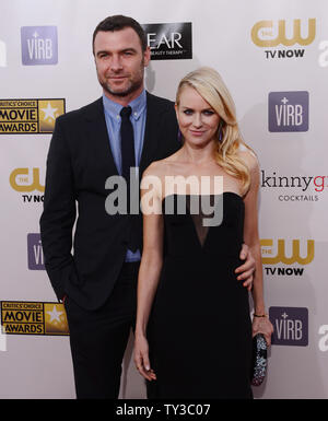 L'actrice Naomi Watts et son mari, l'acteur Liev Schreiber assister à la 18e conférence annuelle de Critics' Choice Movie Awards tenue au Barker Hangar à Santa Monica, Californie le 10 janvier 2013. UPI/Jim Ruymen Banque D'Images