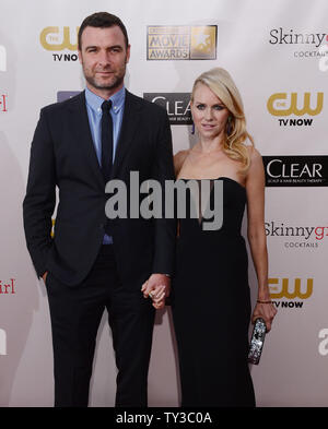 L'actrice Naomi Watts et son mari, l'acteur Liev Schreiber assister à la 18e conférence annuelle de Critics' Choice Movie Awards tenue au Barker Hangar à Santa Monica, Californie le 10 janvier 2013. UPI/Jim Ruymen Banque D'Images