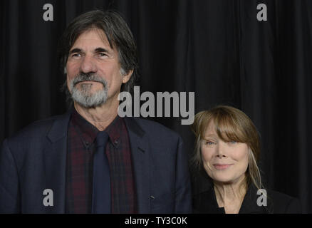 Directeur Jack Fisk (L) et l'épouse l'actrice Sissy Spacek assister à la 38e conférence annuelle de Los Angeles Film Critics Awards à Los Angeles le 12 janvier 2013. UPI/Phil McCarten Banque D'Images