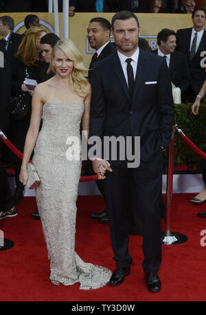 L'actrice Naomi Watts (L) et l'acteur Liev Schreiber arrivent pour le 19e congrès annuel tenu à SAG Awards le Shrine Auditorium à Los Angeles le 27 janvier 2013. UPI/Phil McCarten Banque D'Images