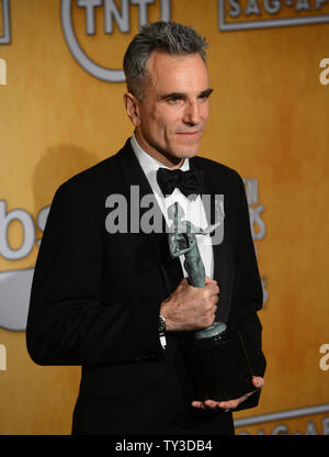 L'acteur Daniel Day-Lewis apparaît avec sa performance exceptionnelle dans les coulisses par un acteur masculin dans un rôle de premier prix pour 'Lincoln', à la 19e assemblée annuelle tenue SAG Awards au Shrine Auditorium à Los Angeles le 27 janvier 2013. UPI/Jim Ruymen Banque D'Images