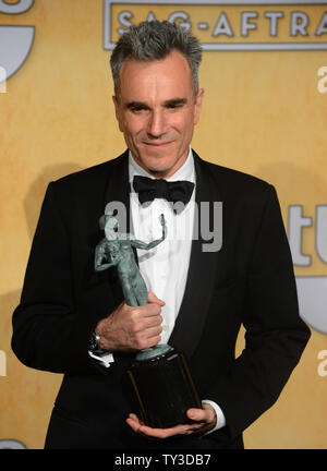 L'acteur Daniel Day-Lewis apparaît avec sa performance exceptionnelle dans les coulisses par un acteur masculin dans un rôle de premier prix pour 'Lincoln', à la 19e assemblée annuelle tenue SAG Awards au Shrine Auditorium à Los Angeles le 27 janvier 2013. UPI/Jim Ruymen Banque D'Images