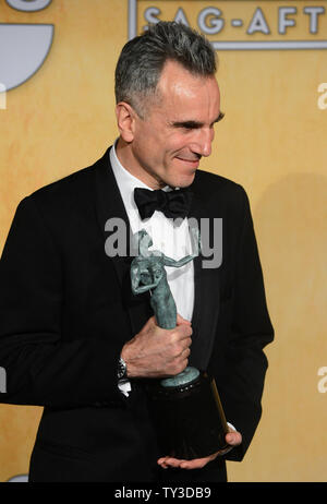 L'acteur Daniel Day-Lewis apparaît avec sa performance exceptionnelle dans les coulisses par un acteur masculin dans un rôle de premier prix pour 'Lincoln', à la 19e assemblée annuelle tenue SAG Awards au Shrine Auditorium à Los Angeles le 27 janvier 2013. UPI/Jim Ruymen Banque D'Images