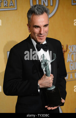 L'acteur Daniel Day-Lewis apparaît avec sa performance exceptionnelle dans les coulisses par un acteur masculin dans un rôle de premier prix pour 'Lincoln', à la 19e assemblée annuelle tenue SAG Awards au Shrine Auditorium à Los Angeles le 27 janvier 2013. UPI/Jim Ruymen Banque D'Images