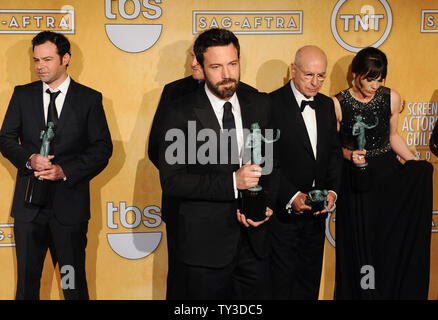 Argo '' réalisateur Ben Affleck (C) apparaît dans les coulisses avec acteurs après avoir été nommé Meilleur ensemble dans un film à la 19e assemblée annuelle tenue SAG Awards au Shrine Auditorium à Los Angeles le 27 janvier 2013. UPI/Jim Ruymen Banque D'Images