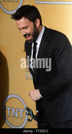Argo '' réalisateur Ben Affleck (C) apparaît en coulisses après le plâtre a été nommé Meilleur ensemble dans un film à la 19e assemblée annuelle tenue SAG Awards au Shrine Auditorium à Los Angeles le 27 janvier 2013. UPI/Jim Ruymen Banque D'Images