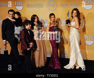 Ty Burrell, acteurs Aubrey Anderson-Emmons, Nolan Gould, Ariel Winter, Sarah Hyland et Sofia Vergara, (L-R), les gagnants de la Performance exceptionnelle par un ensemble dans une série comique pour 'Modern Family', apparaissent avec leur prix à backstage le 19e congrès annuel tenu SAG Awards au Shrine Auditorium à Los Angeles le 27 janvier 2013. UPI/Jim Ruymen Banque D'Images